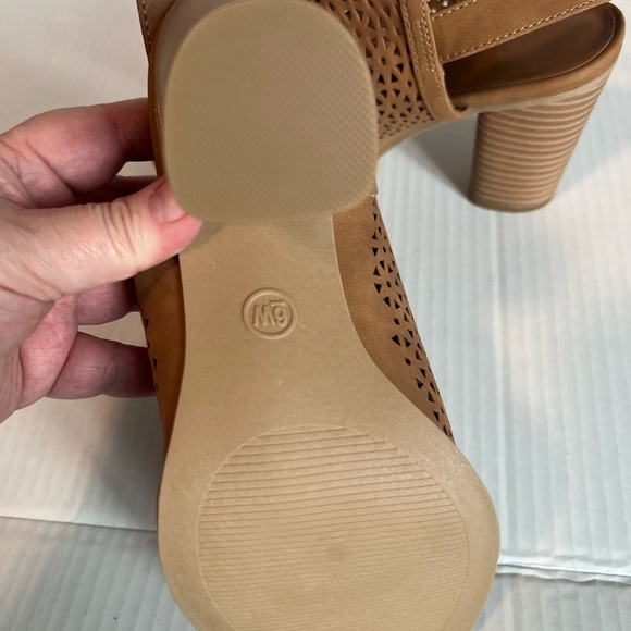 New Universal Thread heel with cut out leather design size 6W - Picture 3 of 3